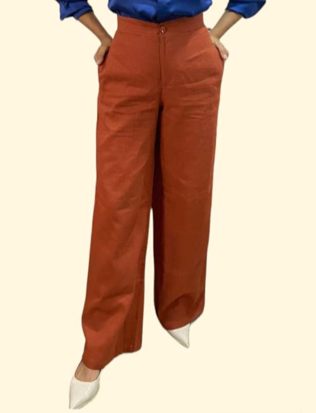 Pantalón clásico recto confeccionado en lino ramio con algodón, con bolsillos laterales que le dan un toque práctico y funcional.