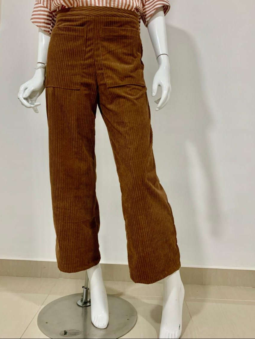 Pantalón clásico recto, midi, con dos bolsillos delanteros que le dan elegancia y estilo. confeccionado en corduroy
