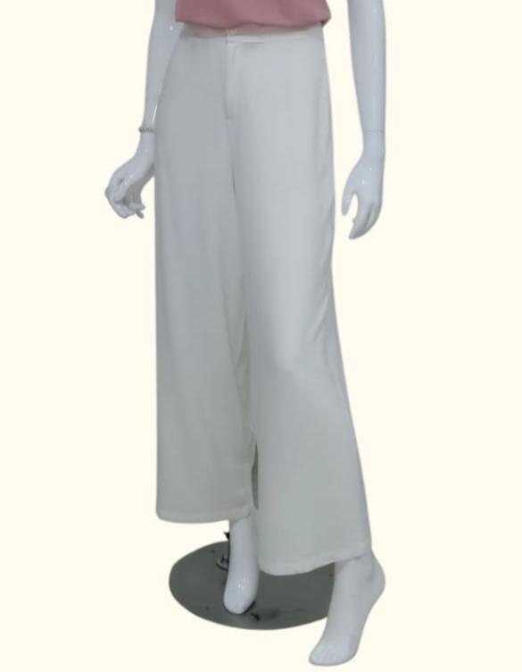 Pantalón clásico recto a la cintura, con bolsillos laterales, color hueso neutro, que da un look impecable y sofisticado