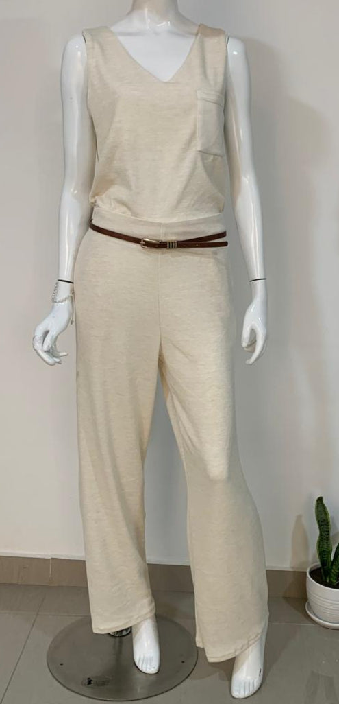 Conjunto sport con corte elegante de pantalón con bolsillos internos laterales y blusa manga sisa. Ideal para cualquier ocasión.